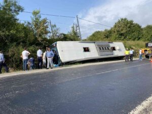 İSTANBUL’DAN BARTIN’A SEYİR HALİNDE OLAN YOLCU OTOBÜSÜ KONTROLDEN ÇIKARAK DEVRİLDİ.