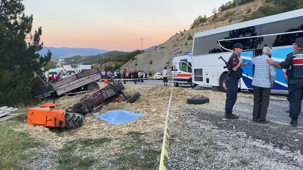 Yolcu Otobüsü İle Traktörün Çarpıştığı Kazada Ölü Sayısı 2Ye Yükseldi̇ KASTAMONU’NUN TAŞKÖPRÜ İLÇESİNDE YOLCU OTOBÜSÜ İLE TRAKTÖRÜN ÇARPIŞMASI NETİCESİNDE MEYDANA