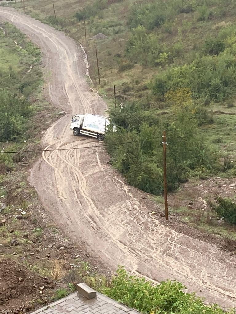 ZONGULDAK’IN ÇAYCUMA İLÇESİNDE AŞIRI YAĞIŞ NEDENİYLE YOLLAR SU GÖLETİNE DÖNERKEN