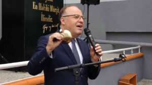 BİRİNCİ SINIF ÖĞRENCİLERİNE FİDAN HEDİYE EDİLMESİNİN ARDINDAN VALİ MUSTAFA TUTULMAZ