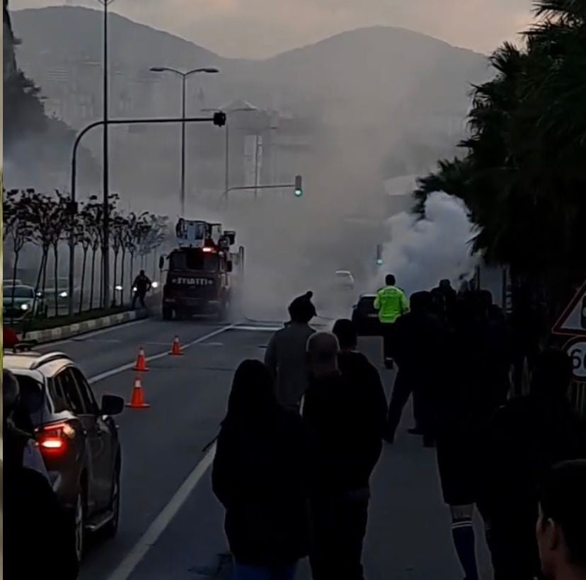 ZONGULDAK’IN KOZLU İLÇESİNDE MEYDANA GELEN ARAÇ YANGINI NEDENİYLE KORKU DOLU
