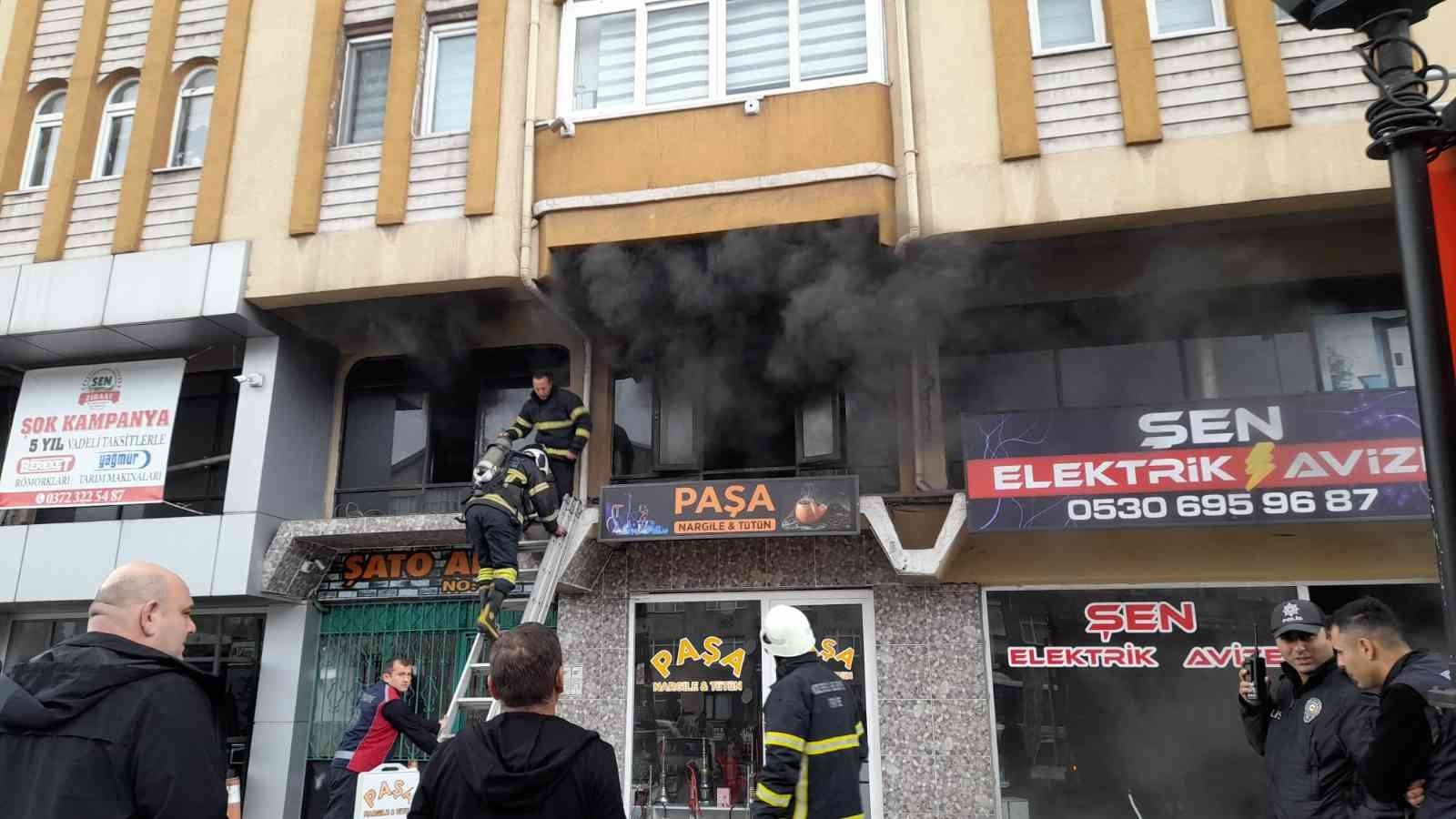 ZONGULDAK'IN EREĞLİ İLÇESİNDE 7 KATLI BİR APARTMANIN BİRİNCİ KATINDA ÇIKAN