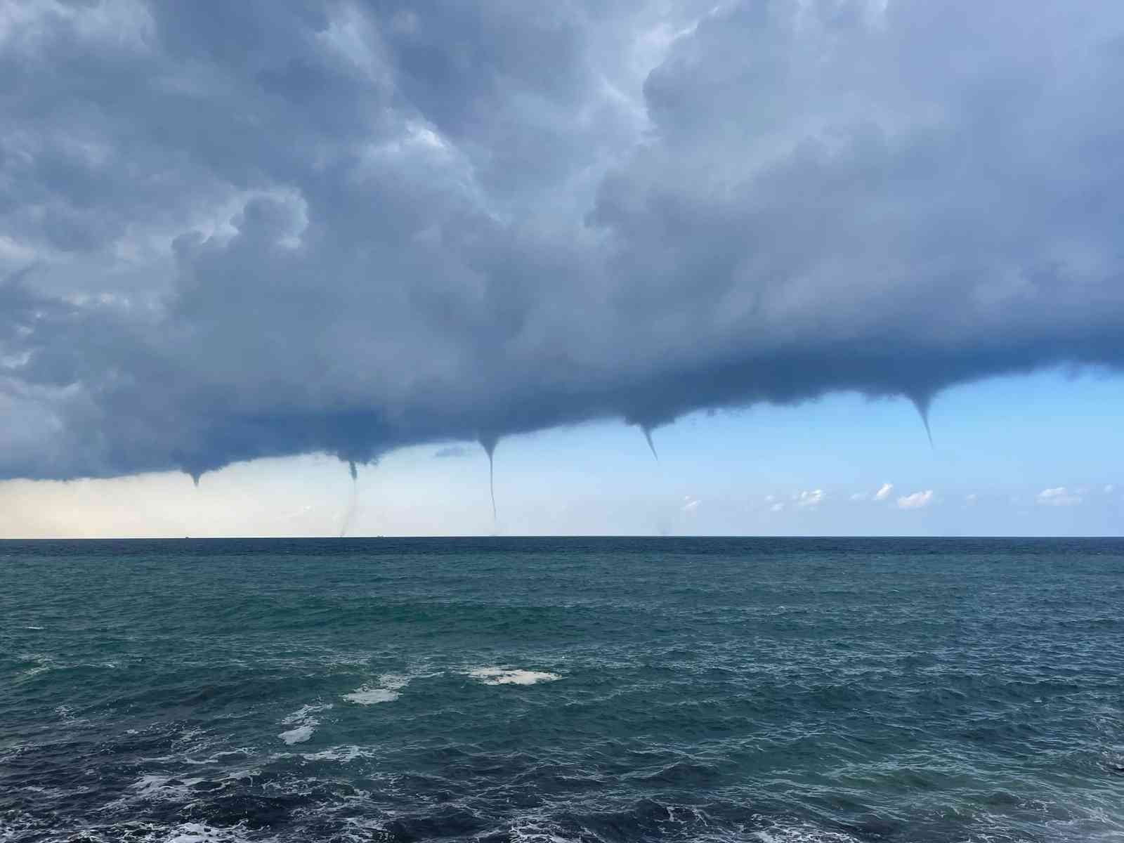 BARTIN’IN KARADENİZ SAHİLİNE KIYI İLÇELERİNDEN KURUCAŞİLE’DE PEŞ PEŞE HORTUMLAR OLUŞTU.