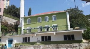KASTAMONU’NUN CİDE İLÇESİNDE CAMİ ÇATISINI ONARAN GALİP KASAL, DENGESİNİ KAYBEDEREK