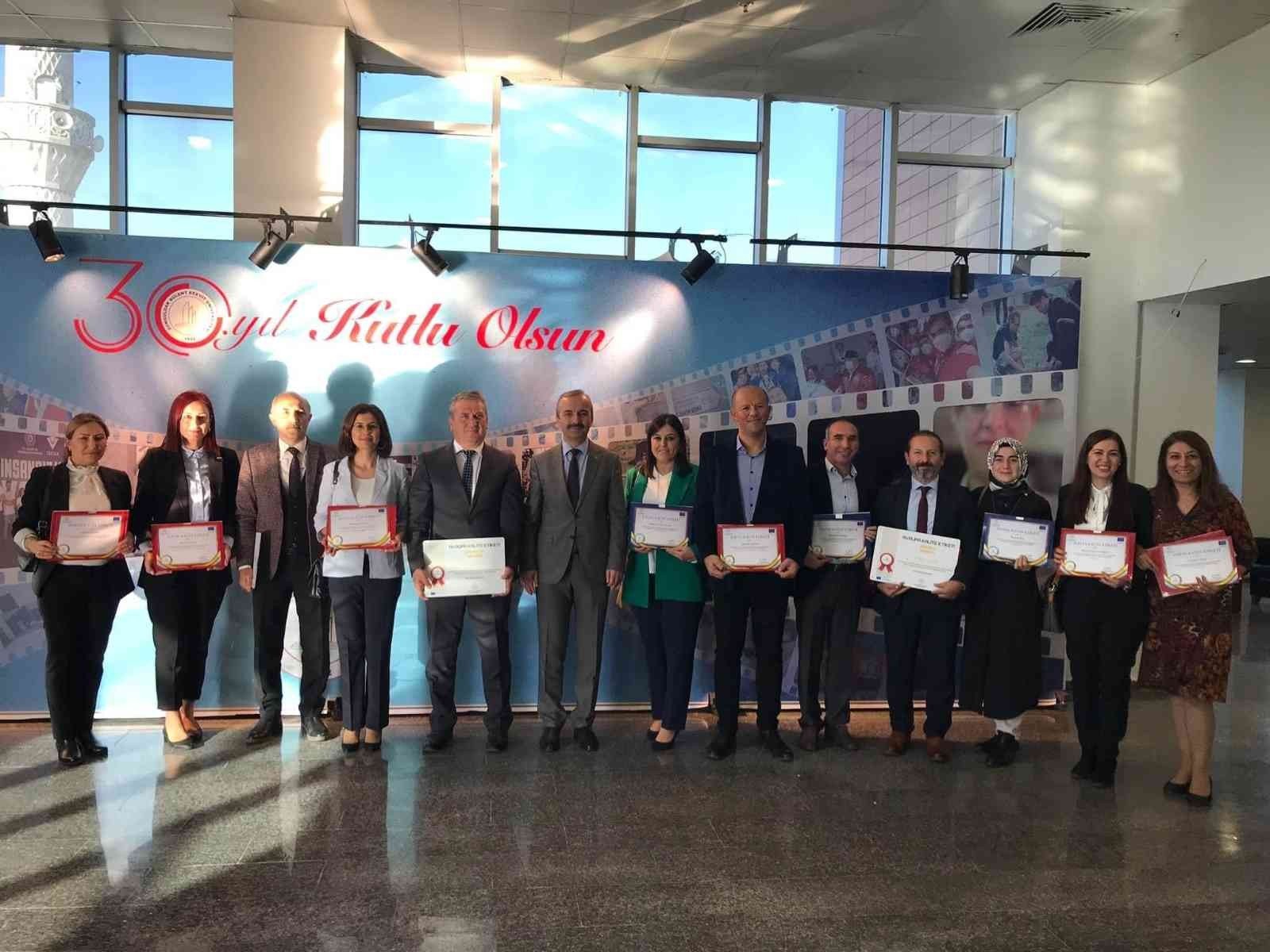 Çaycuma Ödül Yağmuruna Tutuldu ZONGULDAK GENELİNDE 2020-2021 EĞİTİM-ÖĞRETİM YILINDA YÜRÜTÜLEN E-TWİNİNNG PROJELERİNDE BAŞARILI OLAN