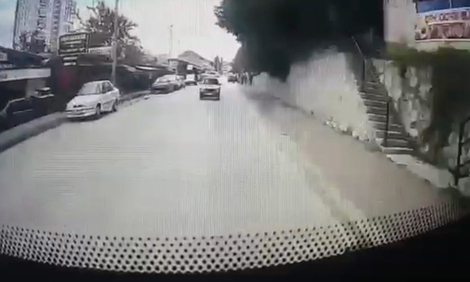 Halk Otobüsü İle Otomobi̇li̇n Karıştığı Kazanın Kamera Görüntüsü Ortaya Çıktı KASTAMONU’DA ÖZEL HALK OTOBÜSÜ İLE OTOMOBİLİN KARIŞTIĞI KAZAYA DAİR GÜVENLİK