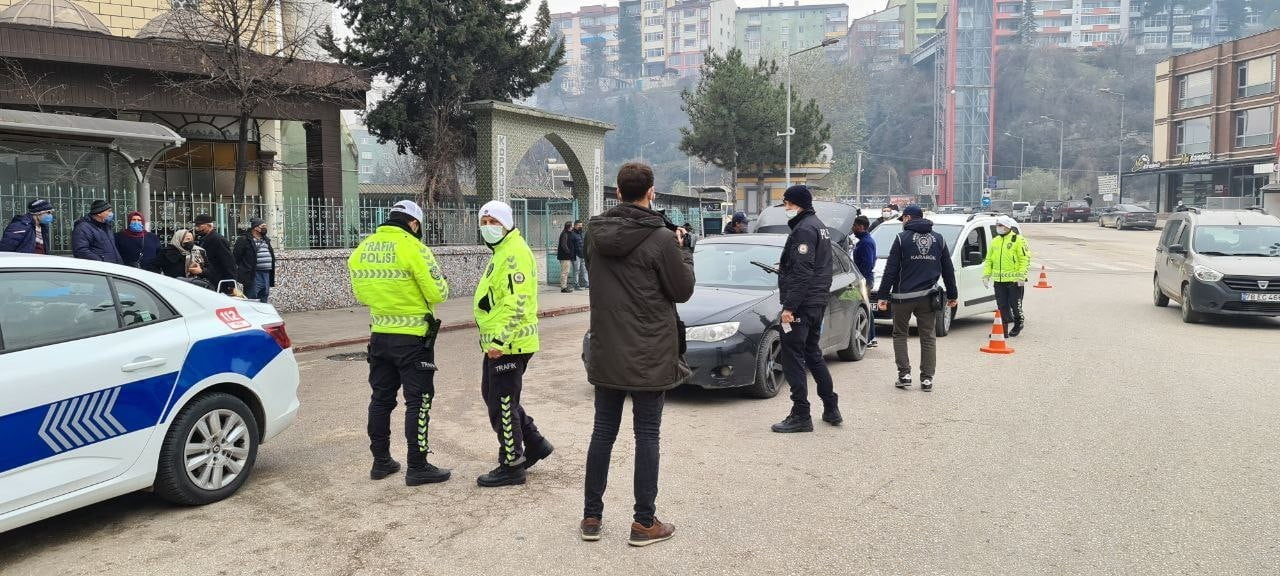Karabükte Haklarında Arama Kararı Bulunan 123 Ki̇şi̇ Yakalandı KARABÜK’TE HAKLARINDA ÇEŞİTLİ SUÇLARDAN ARAMA KARARI BULUNDUĞU 123 KİŞİ YAKALANIRKEN