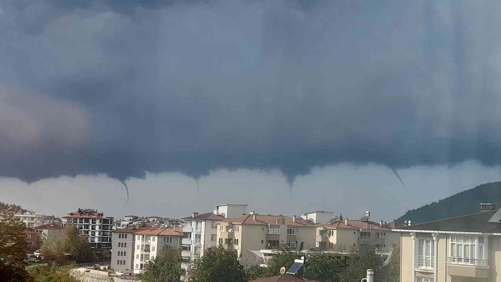 DENİZİ SARAN HORTUMLAR VATANDAŞLAR TARAFINDAN GÖRÜNTÜLENDİ.