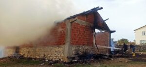 KASTAMONU’NUN DEVREKANİ İLÇESİNDE SAMANLIKTA ÇIKAN YANGINDA 500 BALYA SAMAN İLE