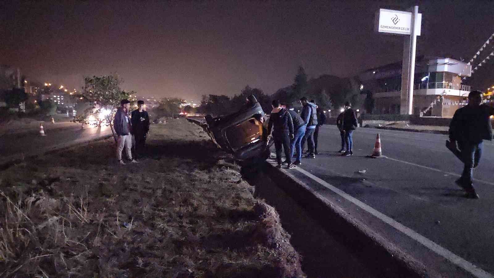 KARABÜK’TE SÜRÜCÜSÜNÜN KONTROLÜNDEN ÇIKAN OTOMOBİLİN TERS DÖNEREK SÜRÜKLENMESİ SONUCU 1