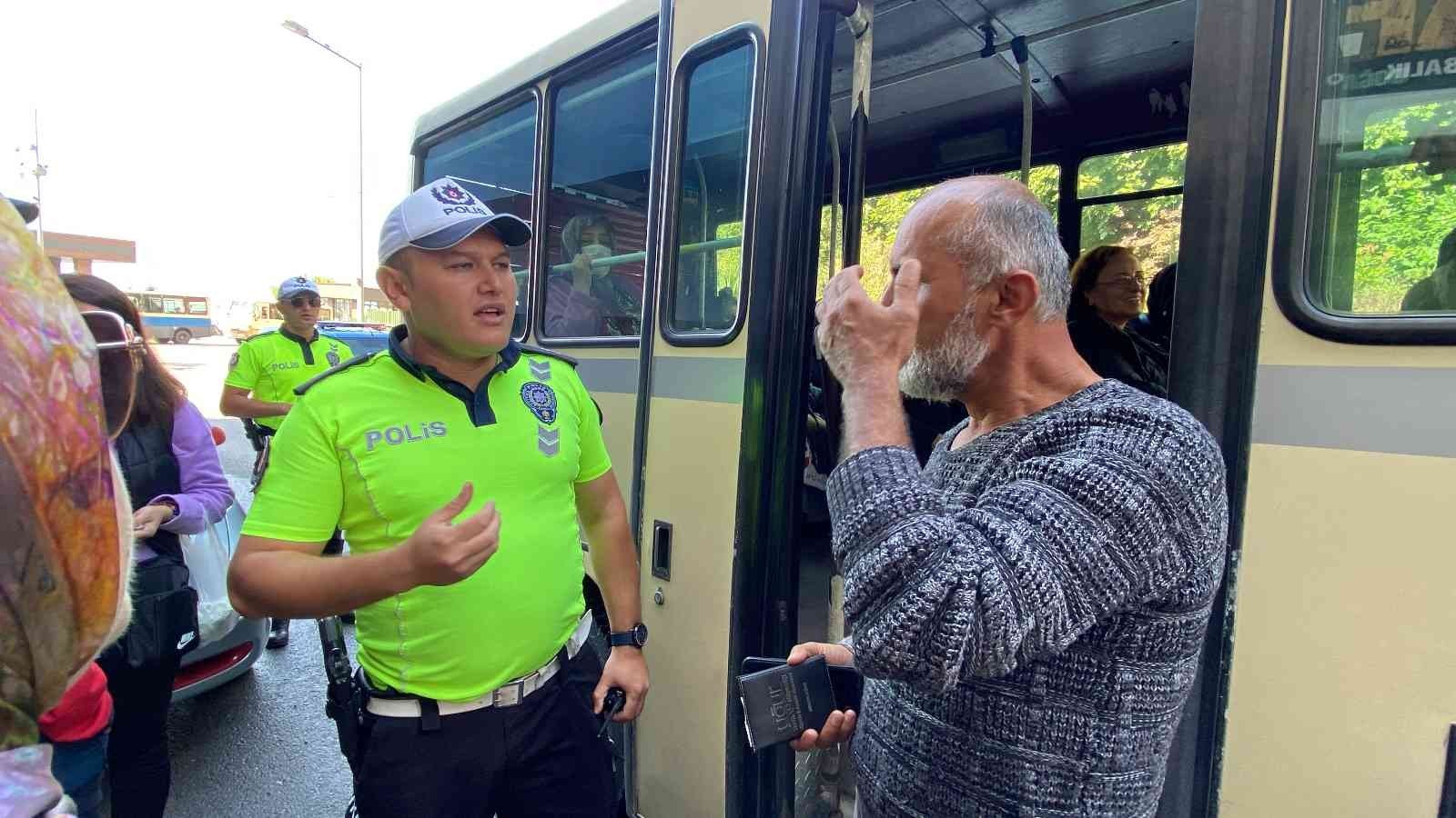 ZONGULDAK’TA TRAFİK POLİSLERİ FAZLA YOLCU ALAN MİNİBÜSLERİ DURDURDU. YOLCULAR TEK