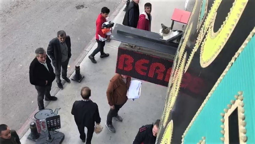 KARABÜK’TE REKLAM TABELASINDA MAHSUR KALAN KEDİ İTFAİYE EKİPLERİNCE KURTARILDI.