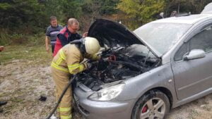 KARABÜK’TE SEYİR HALİNDEKİ OTOMOBİLİN MOTOR KISMINDA ÇIKAN YANGINDA MADDİ HASAR