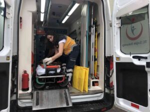 ZONGULDAK’IN ALAPLI İLÇESİNDE TARLADAN TOPLADIĞI YABANİ MANTARLARI YİYEN YAŞLI KADIN