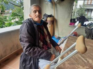 KASTAMONU’NUN CİDE İLÇESİNDE İPİ KOPUP YERE DÜŞEN TÜRK BAYRAĞINI YERİNE