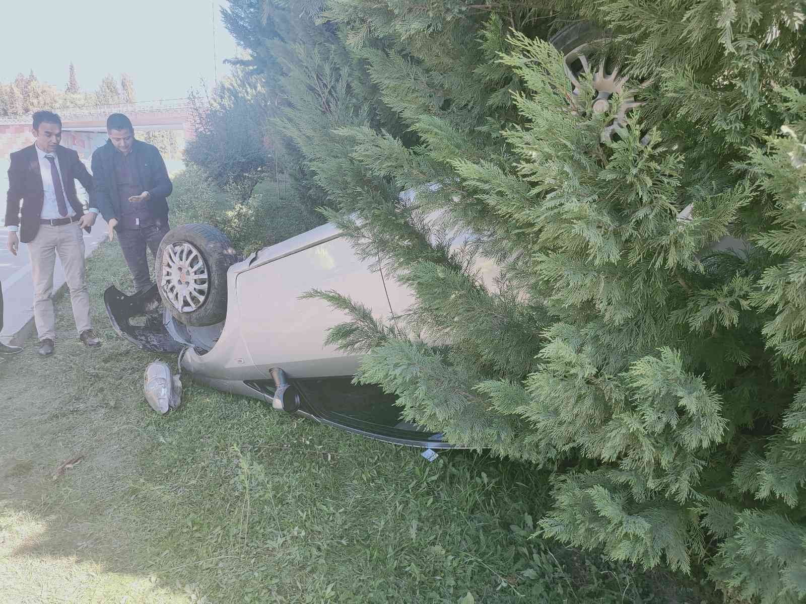 KARABÜK’TE SÜRÜCÜSÜNÜN DİREKSİYON HAKİMİYETİNİ KAYBETTİĞİ OTOMOBİL YOLDAN ÇIKARAK TAKLA ATTI.