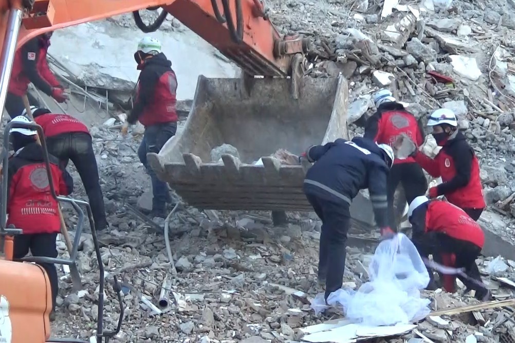 GAZİANTEP'TE CİDDİ HASARA YOL AÇAN İKİ BÜYÜK DEPREM SONRASI ARAMA