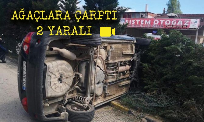 Safranbolu ilçesinde sürücüsünün kontrolünü kaybettiği otomobilin refüjdeki ağaca çarparak devrilmesi