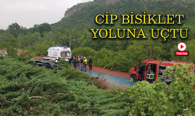 Karabük’te sürücüsünün kontrolünden çıkan cip, demir bariyeri kırıp taklalar atarak