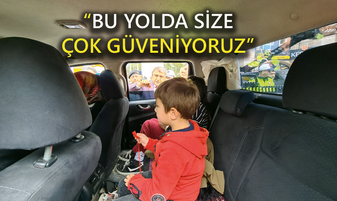 Karabük’te Trafik Haftası etkinlikleri çerçevesinde sürücülere lokum ve bilgilendirici broşür