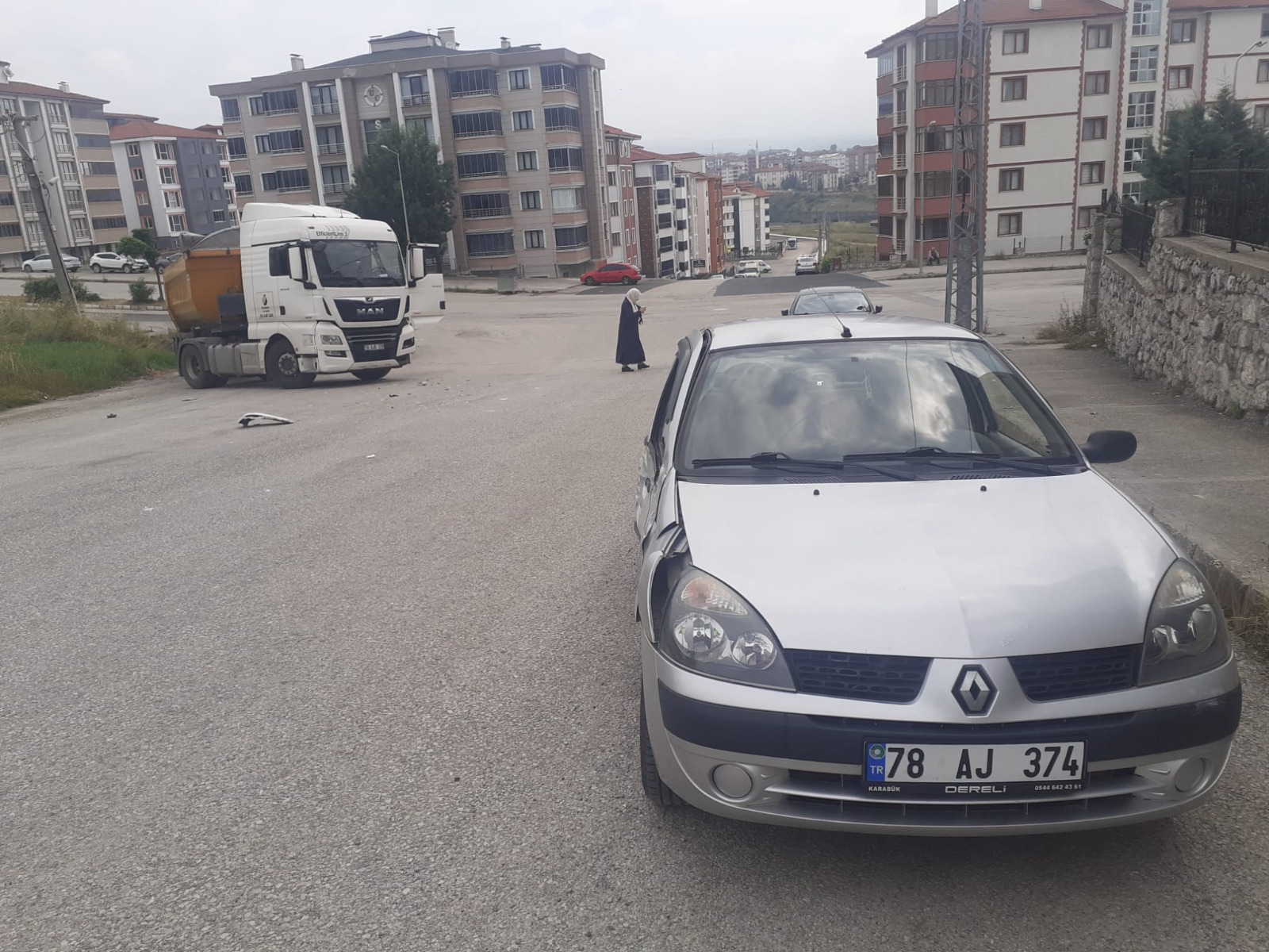 Karabük’te otomobil ile kamyonun çarpışması sonucu bir kişi yaralandı. Edinilen