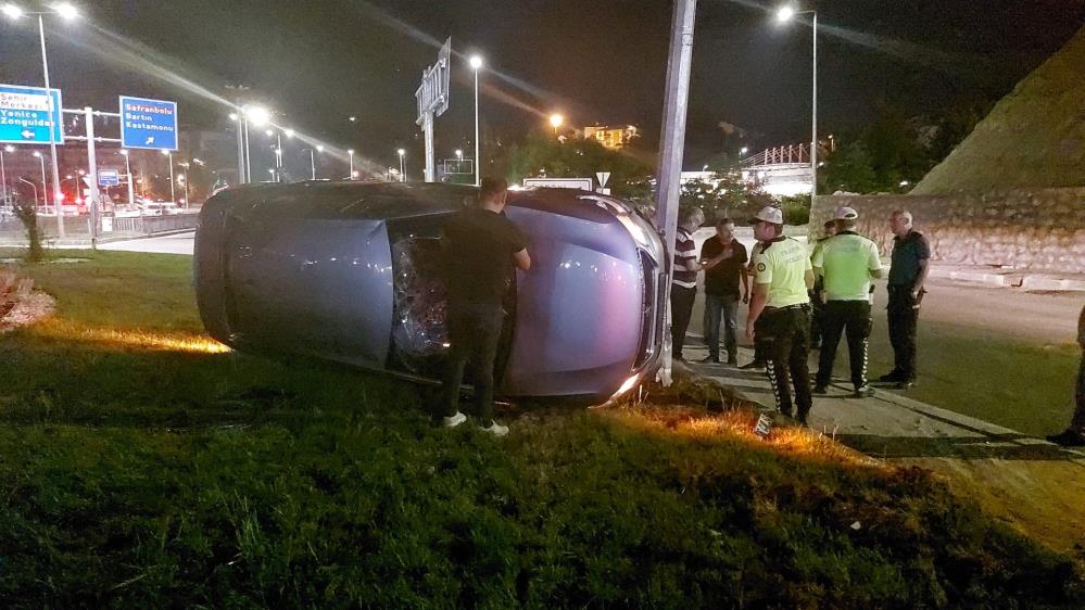 Karabük’te polisin ‘dur’ ihtarına uymayan ehliyetsiz sürücünün kontrolünden çıkan otomobil