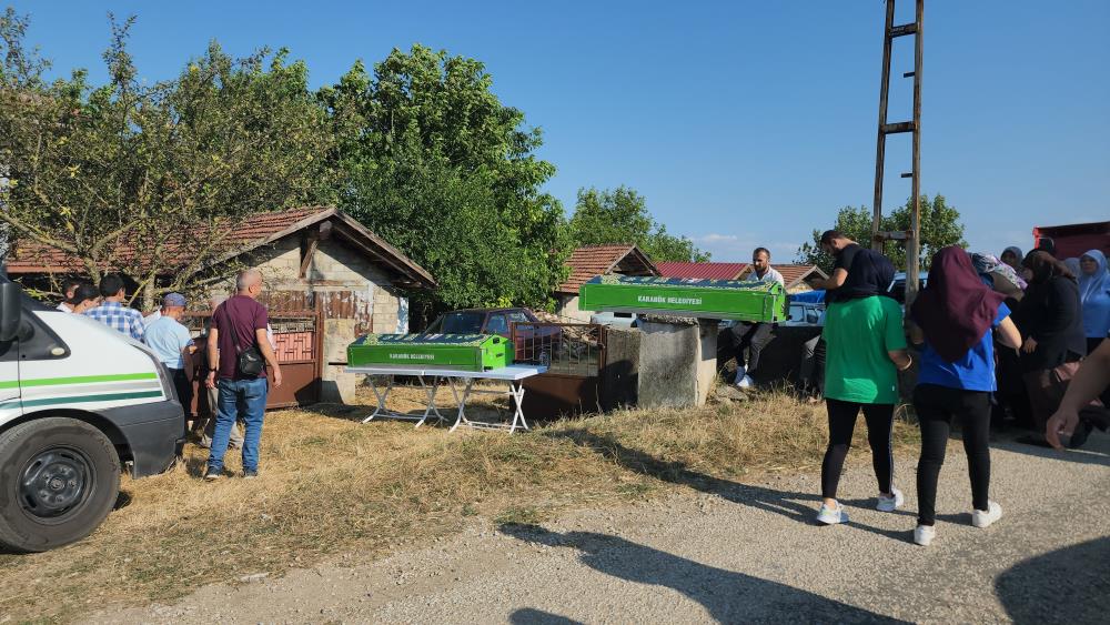 Karabük’te trafik kazasında aydınlatma direğine çarpan otomobilin sürücüsü hayatını kaybederken,