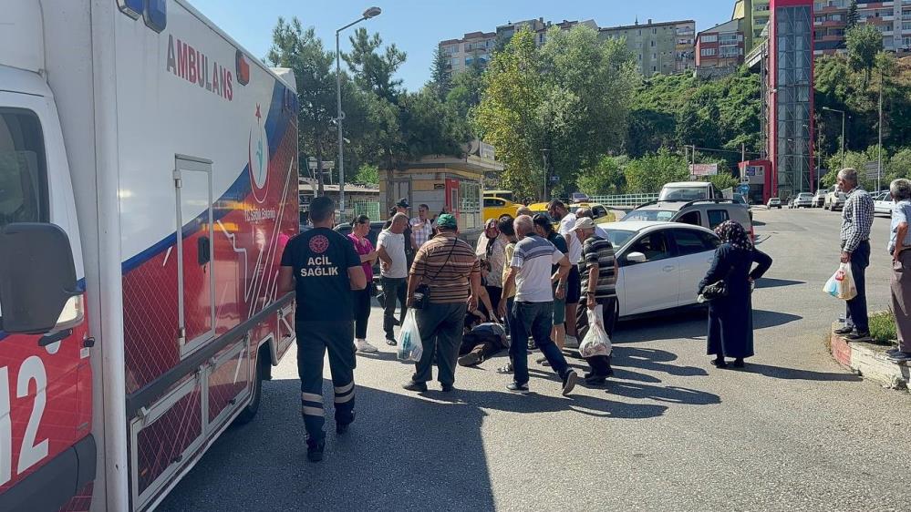 Karabük’te kavşaktan dönüş alan otomobilin çarptığı yaya, yaralanması sonucu ambulansla