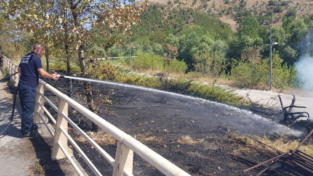 Karabük’te çıkan örtü yangını itfaiye ekiplerinin hızlı müdahalesiyle büyümeden söndürüldü.