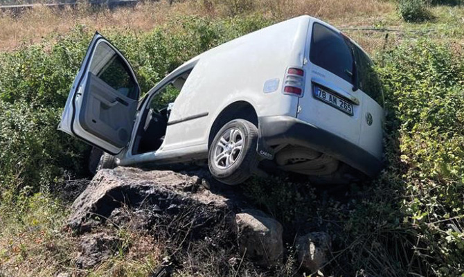 Karabük’ün Eskipazar ilçesinde sürücüsünün kontrolünü kaybettiği kamyonetin şarampole uçması sonucu