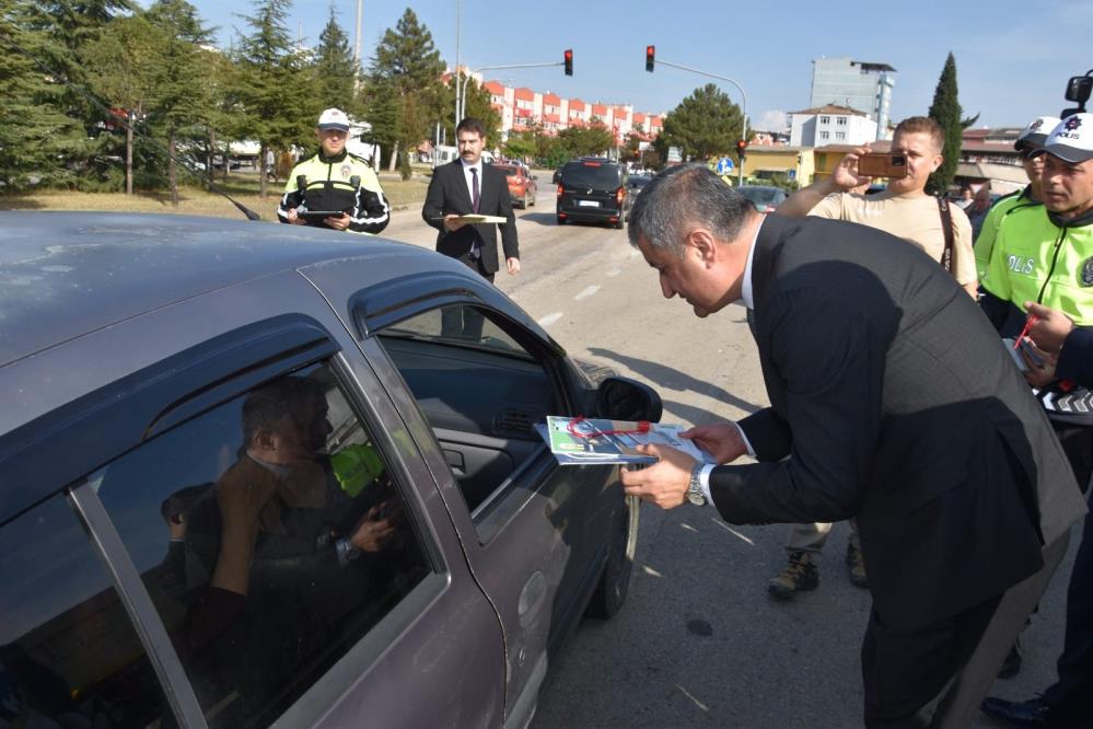 Karabük Valisi Mustafa Yavuz, trafik denetimlerine katılarak sürücülere uyarılarda bulunup
