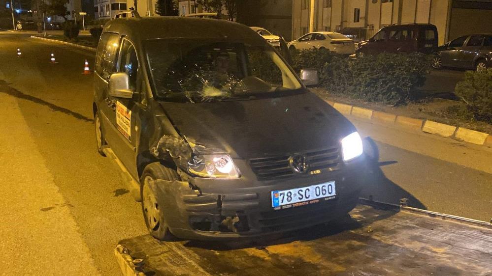 Karabük’te aracından inen kişi, alkollü sürücü idaresindeki başka bir otomobilin