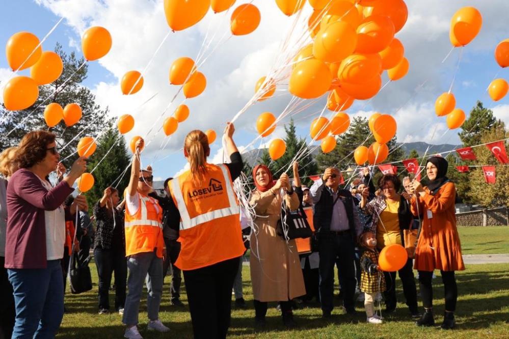 Lösemili Çocuklar Haftası’nda turuncu balon etkinliği