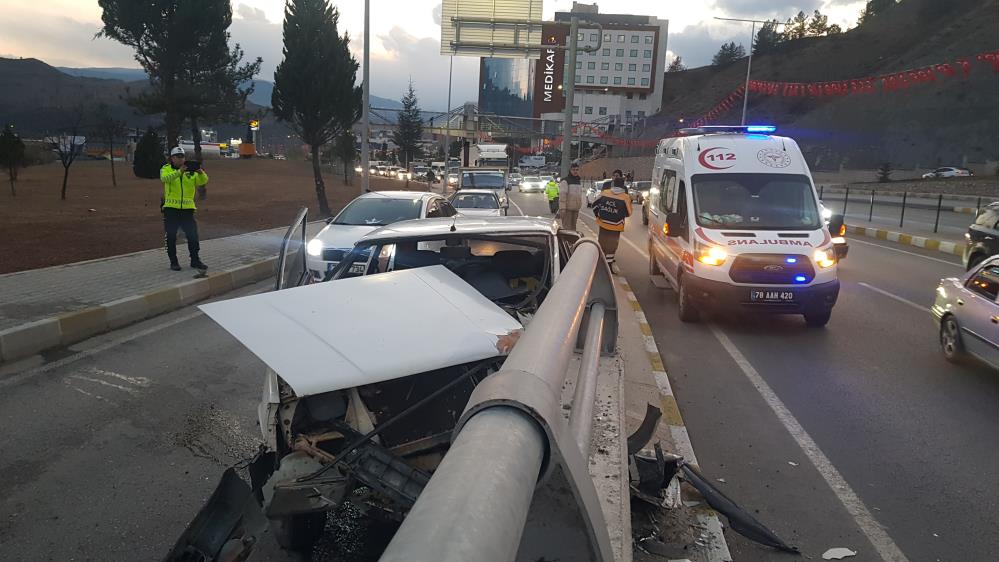 Karabük’te battı çıktının refüjündeki duvara çarpan otomobilin sürücüsü yaralandı. Kaza,
