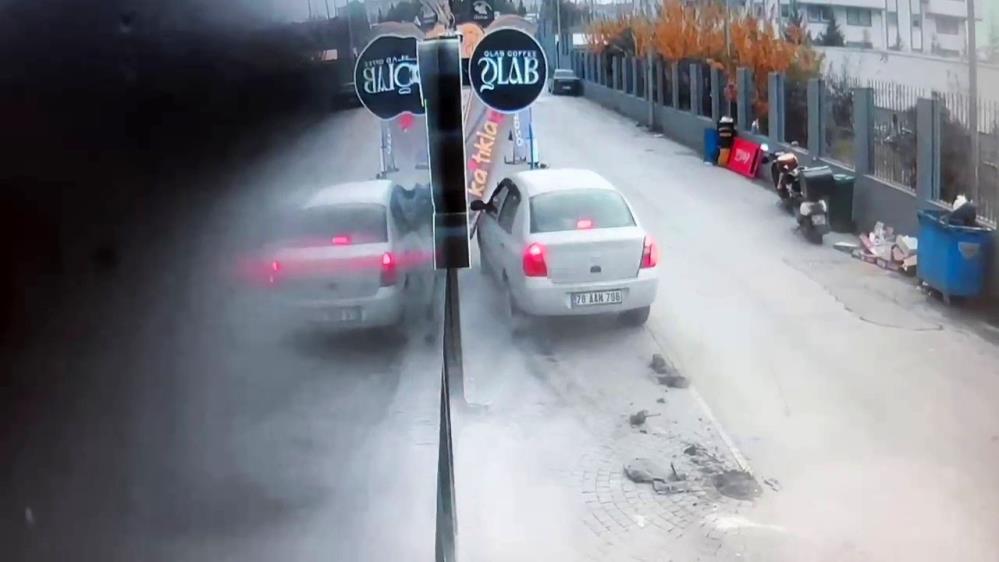 Karabük’te kontrolden çıkan otomobilin dubaları kırarak durduğu anlar güvenlik kamerasına