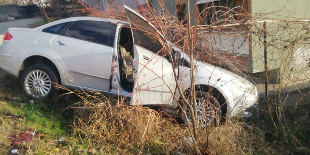 Karabük'te sürücüsünün kontrolünden çıkan otomobilin istinat duvarında asılı kalması sonucu