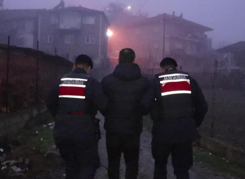 Karabük'te düzenlenen tefecilik ve yağma suçundan 10 şüpheli gözaltına alındı.