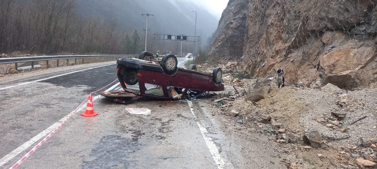 Karabük'te kayganlaşan yolda sürücüsünün direksiyon hakimiyetini kaybettiği otomobil takla attı.