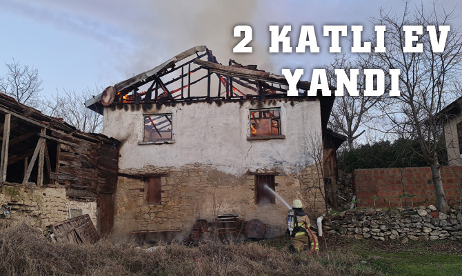 Karabük'ün Safranbolu ilçesinde 2 katlı bir ev yandı.