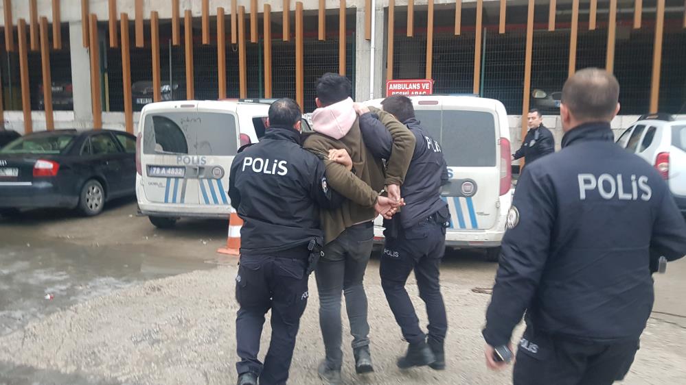 Karabük’te cezaevine girmemek için kendisini hastaneye yatırmasını istediği doktorla tartışan