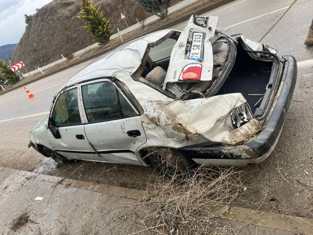 Karabük’ün Eskipazar ilçesinde kayganlaşan yolda sürücüsünün direksiyon hakimiyetini kaybettiği otomobil