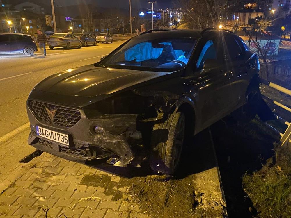 Karabük'te şerit değiştiren otomobil aynı yönde giden başka otomobile çarptı,