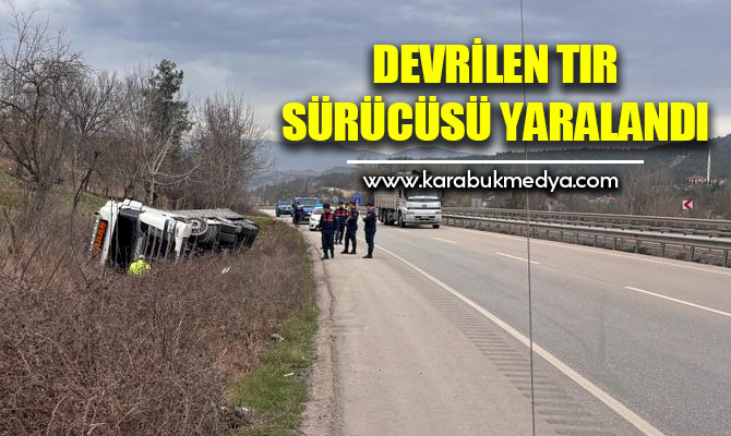 Karabük’te yoldan çıkarak devrilen tırın sürücüsü yaralandı.