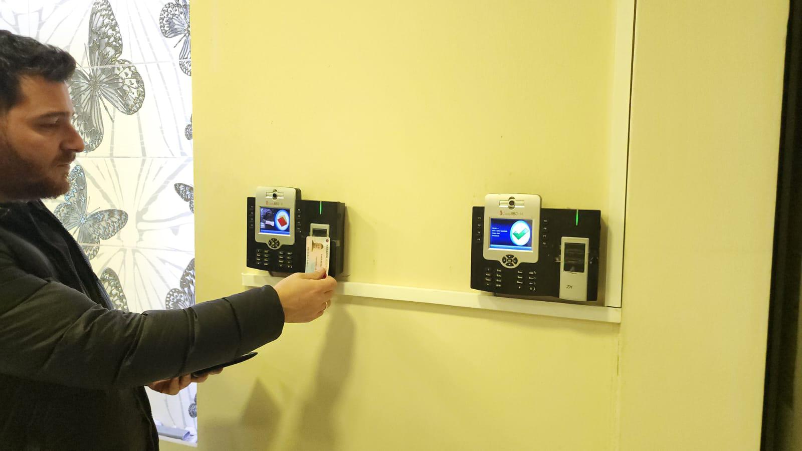 Belediye ile vatandaş arasındaki turnikeler kaldırıldı.