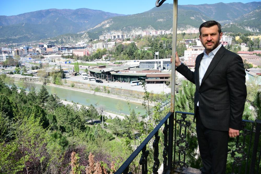 Karabük Belediye Başkanı Özkan Çetinkaya, Ramazan Bayramı öncesinde mezarlıklardaki ve