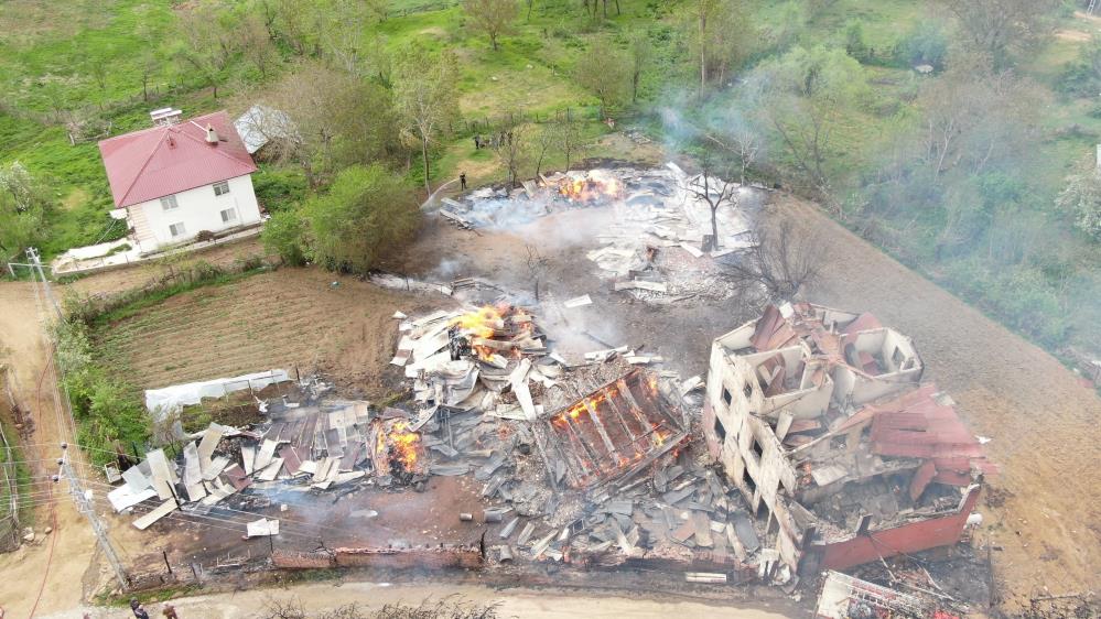 Köyde çıkan yangında 2 ev, 2 ahır, ambar, samanlık, garaj,