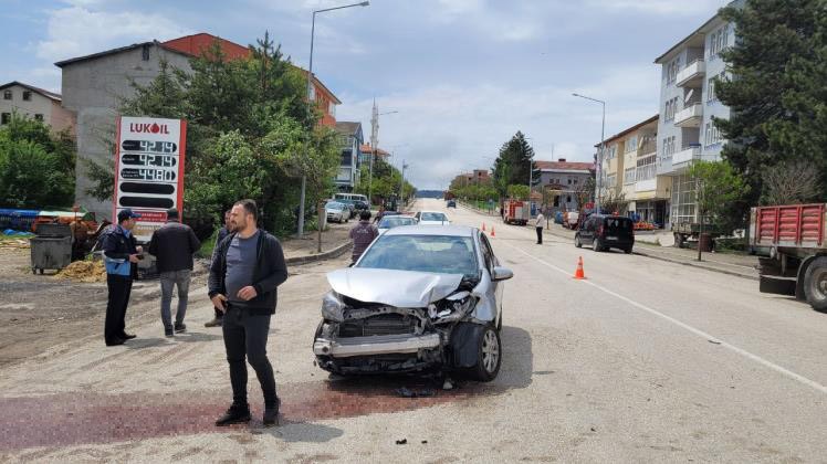Karabük'ün Eflani ilçesinde otomobilin tır ile çarpıştığı kazada sonucu 1
