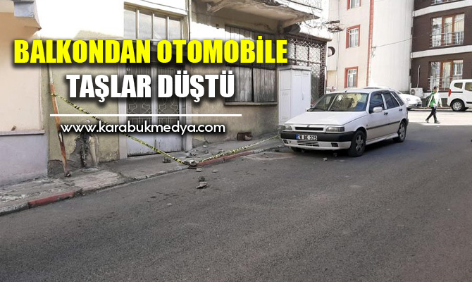 Karabük'te bir evin balkonundan kopan parçalar, park hakindeki otomobilin tamponunda
