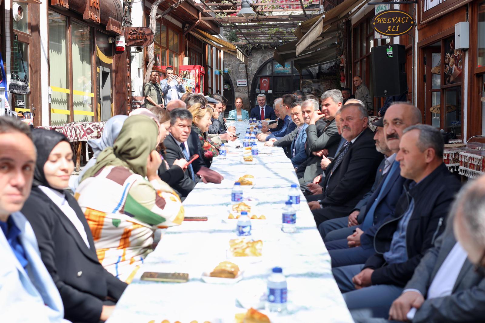 Safranbolu protokol bayramlaşması Tarihi Çarşı’da Asmaaltı bölgesinde yapıldı. 