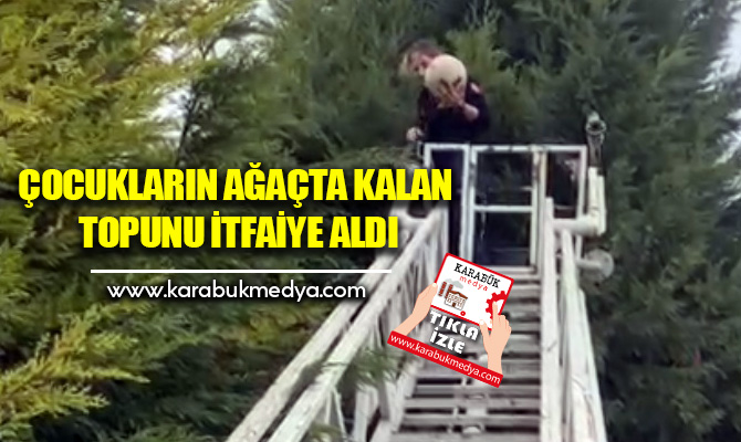 Karabük’ün Safranbolu ilçesinde çocukların ağaçta kalan topunu itfaiye ekipleri aldı.